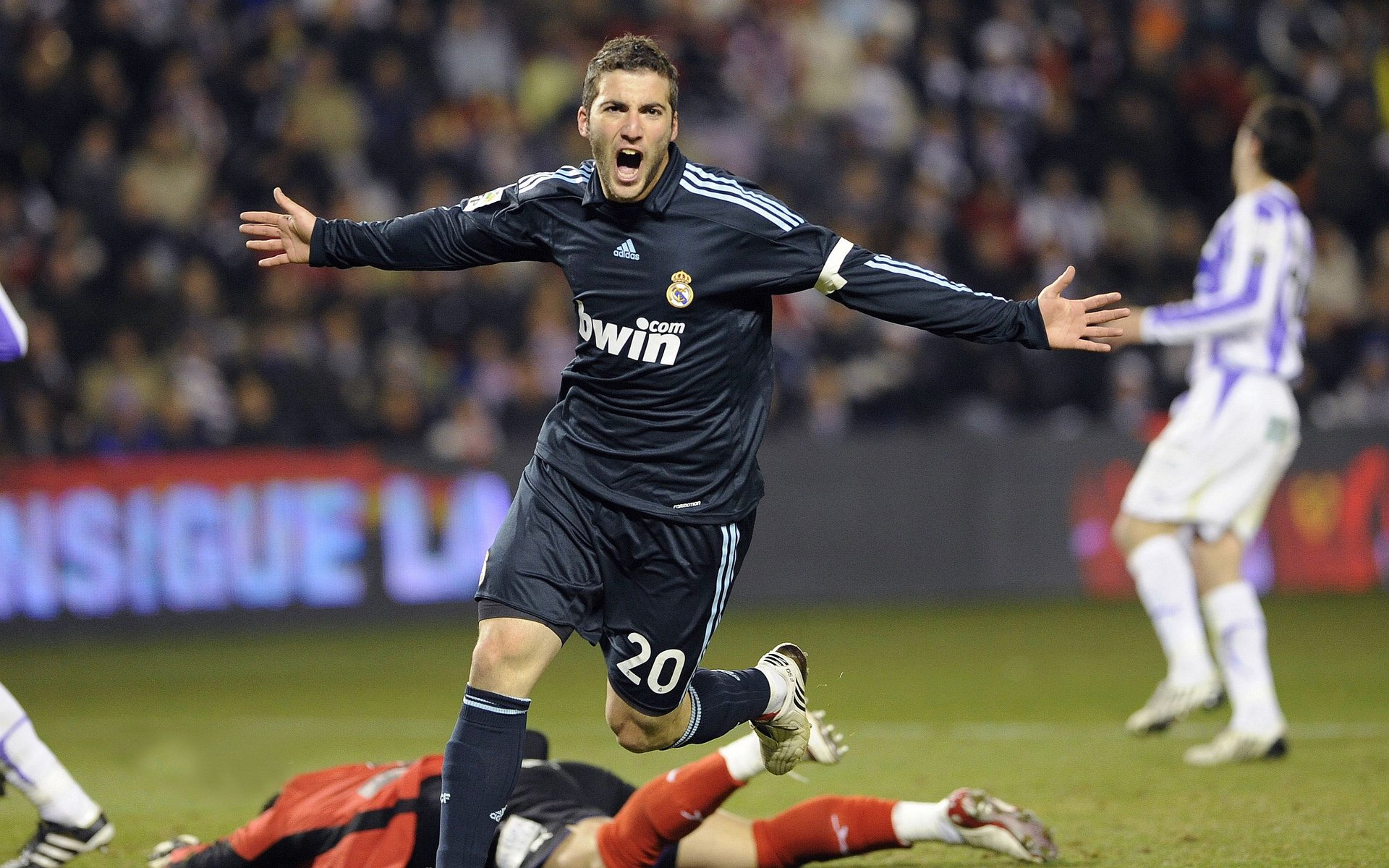 库兹马诺维奇在巴黎奥运会手球比赛中展现出出色的指挥能力，库兹马球技